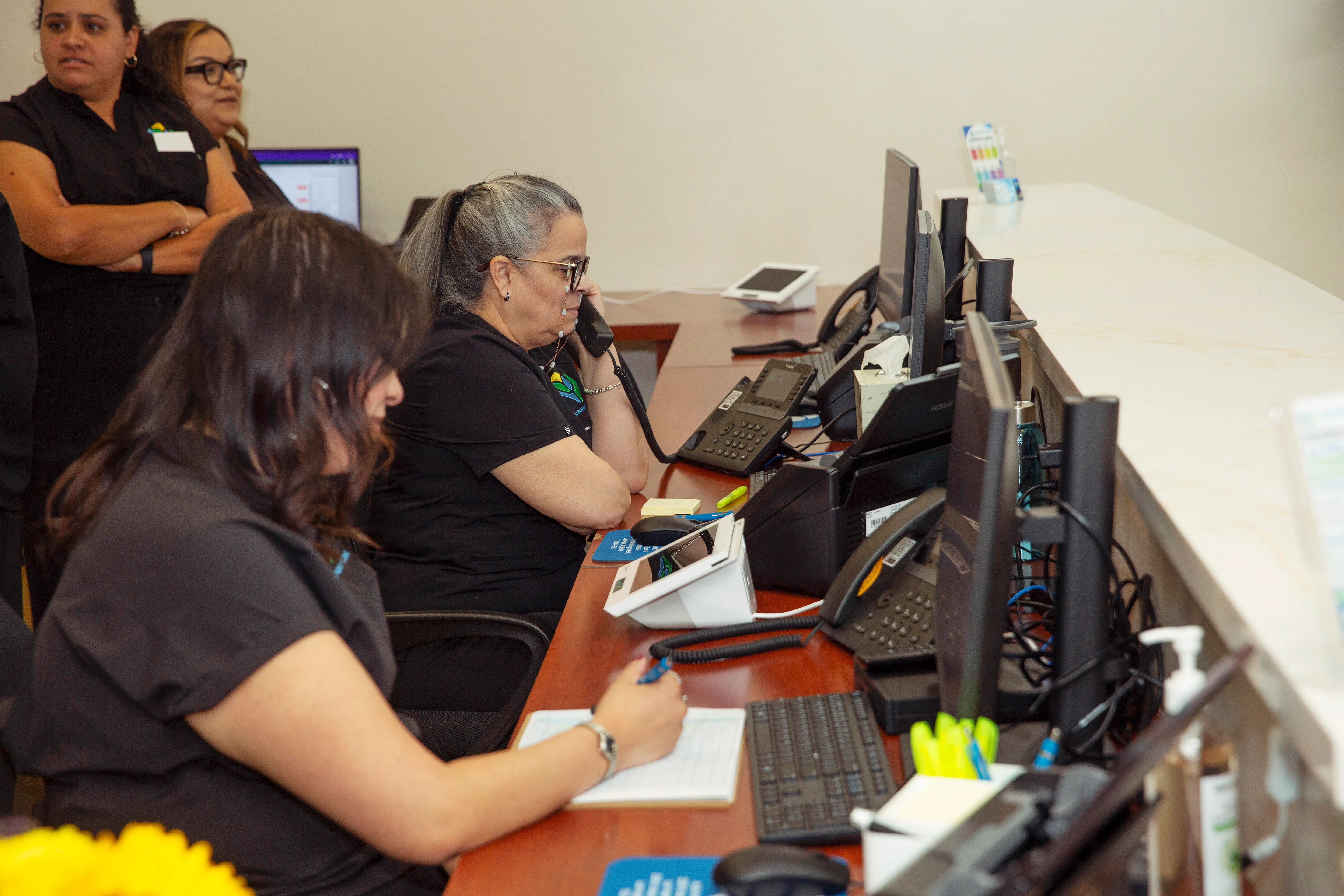 Personal de recepción en la sede de Nellis
