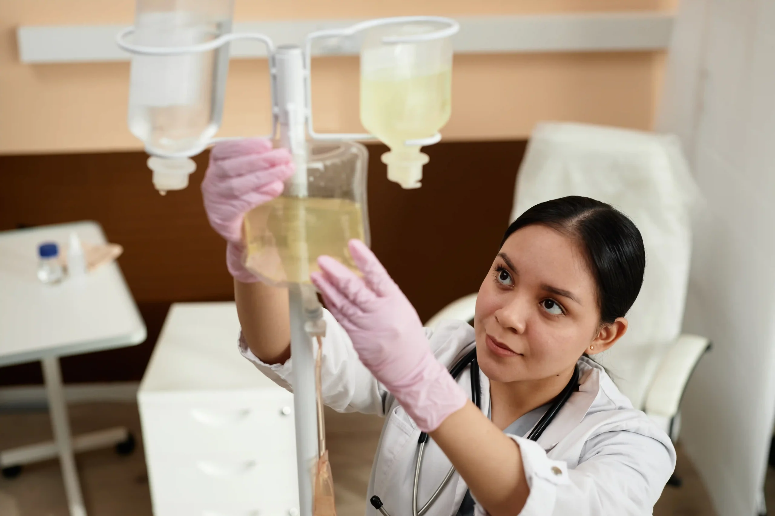 Profesional de salud preparando un tratamiento intravenoso