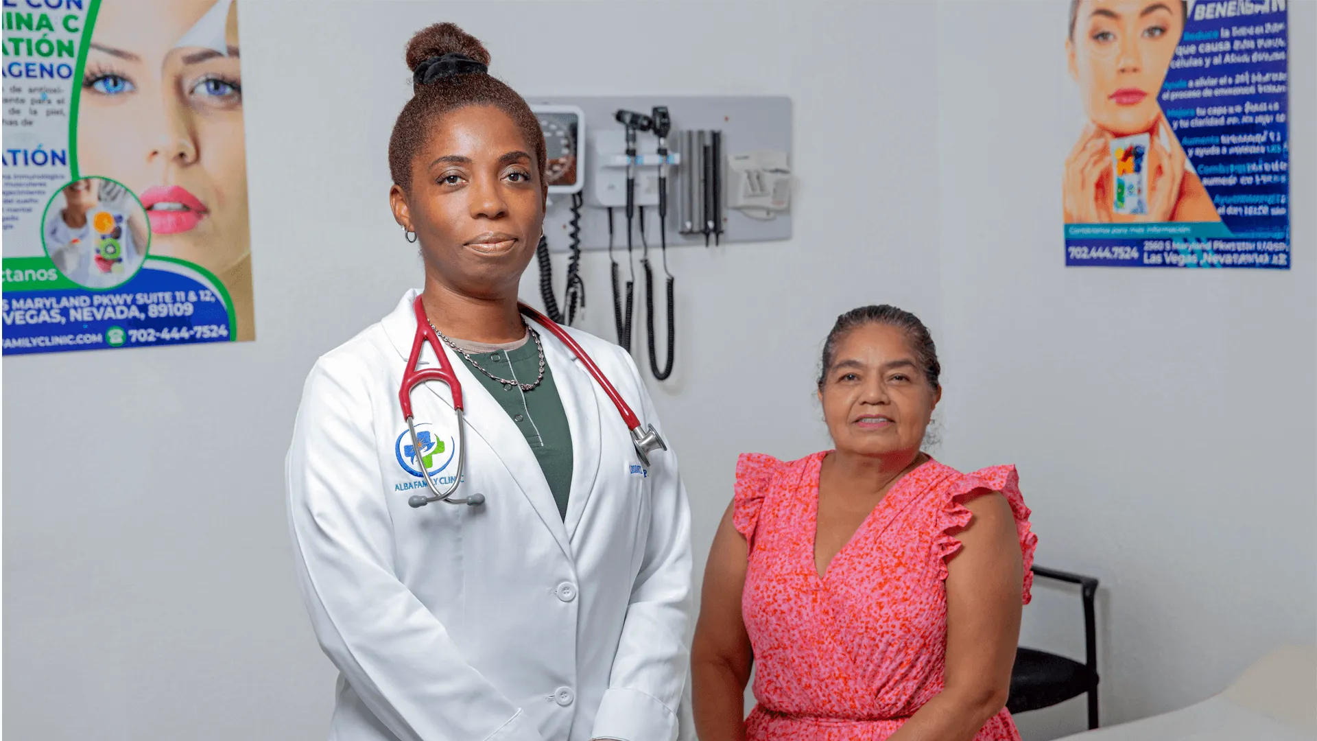 Doctora y paciente en el consultorio de Alba Family Clinic