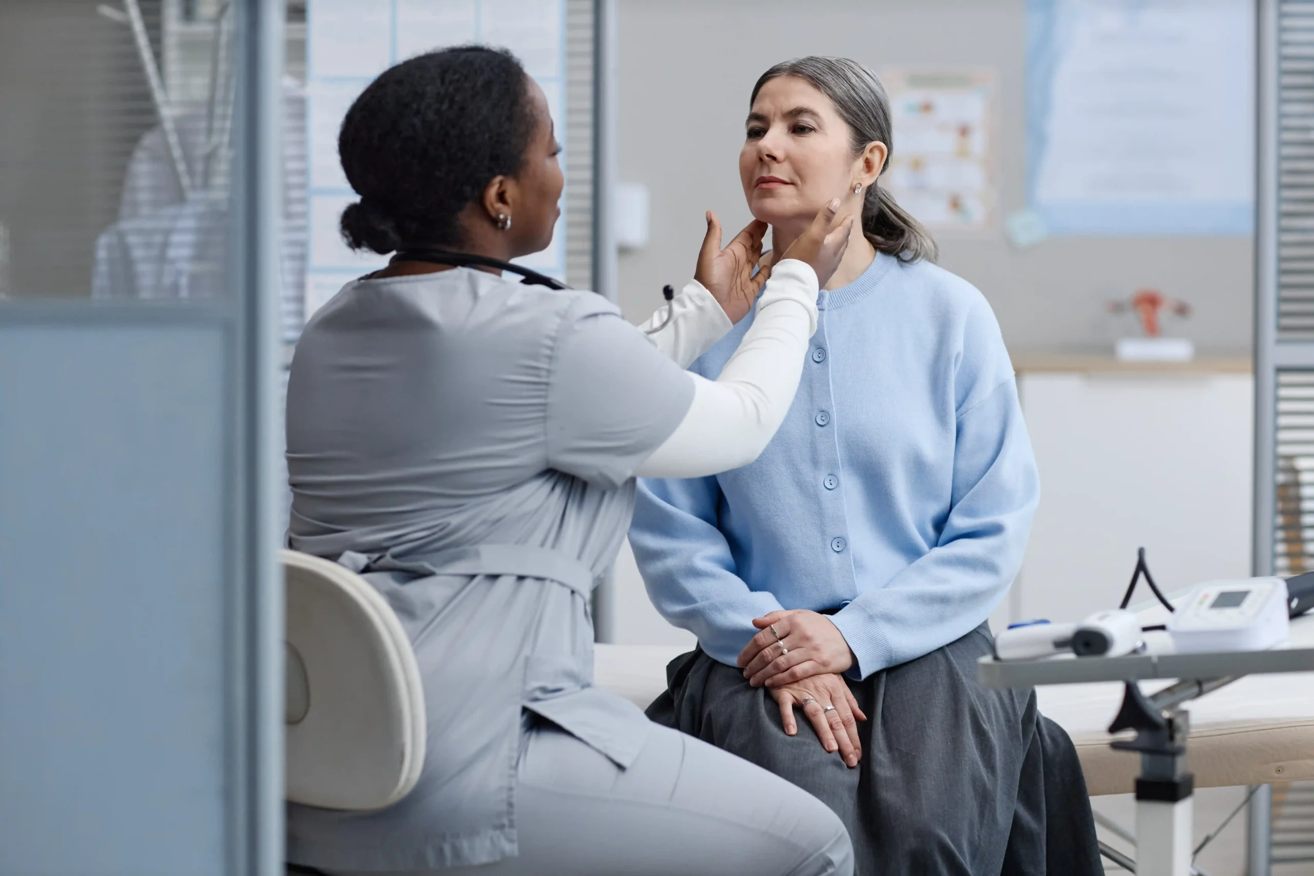 Profesional de salud realizando un chequeo a una paciente