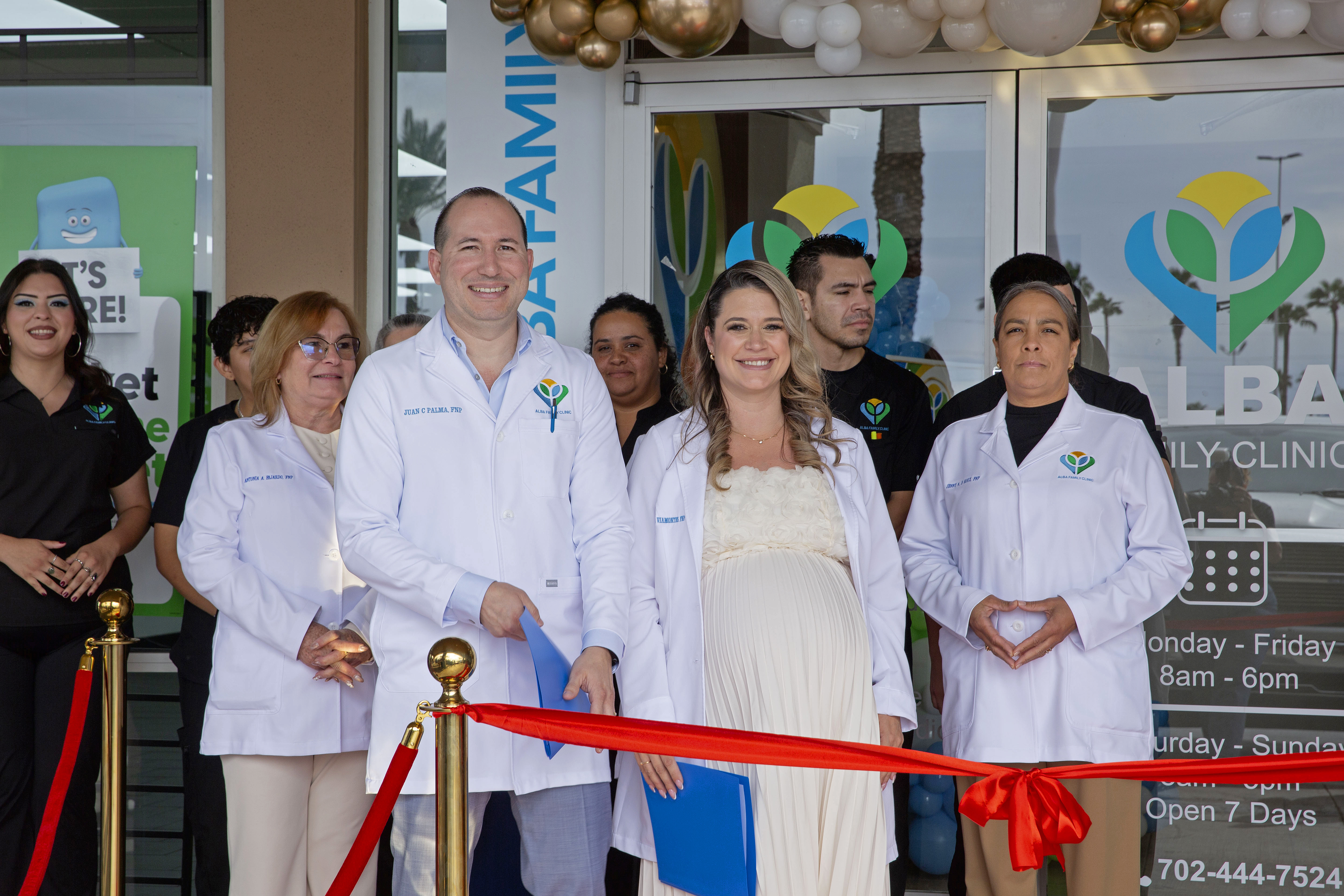 Equipo médico de Alba Family Clinic frente a la segunda sede