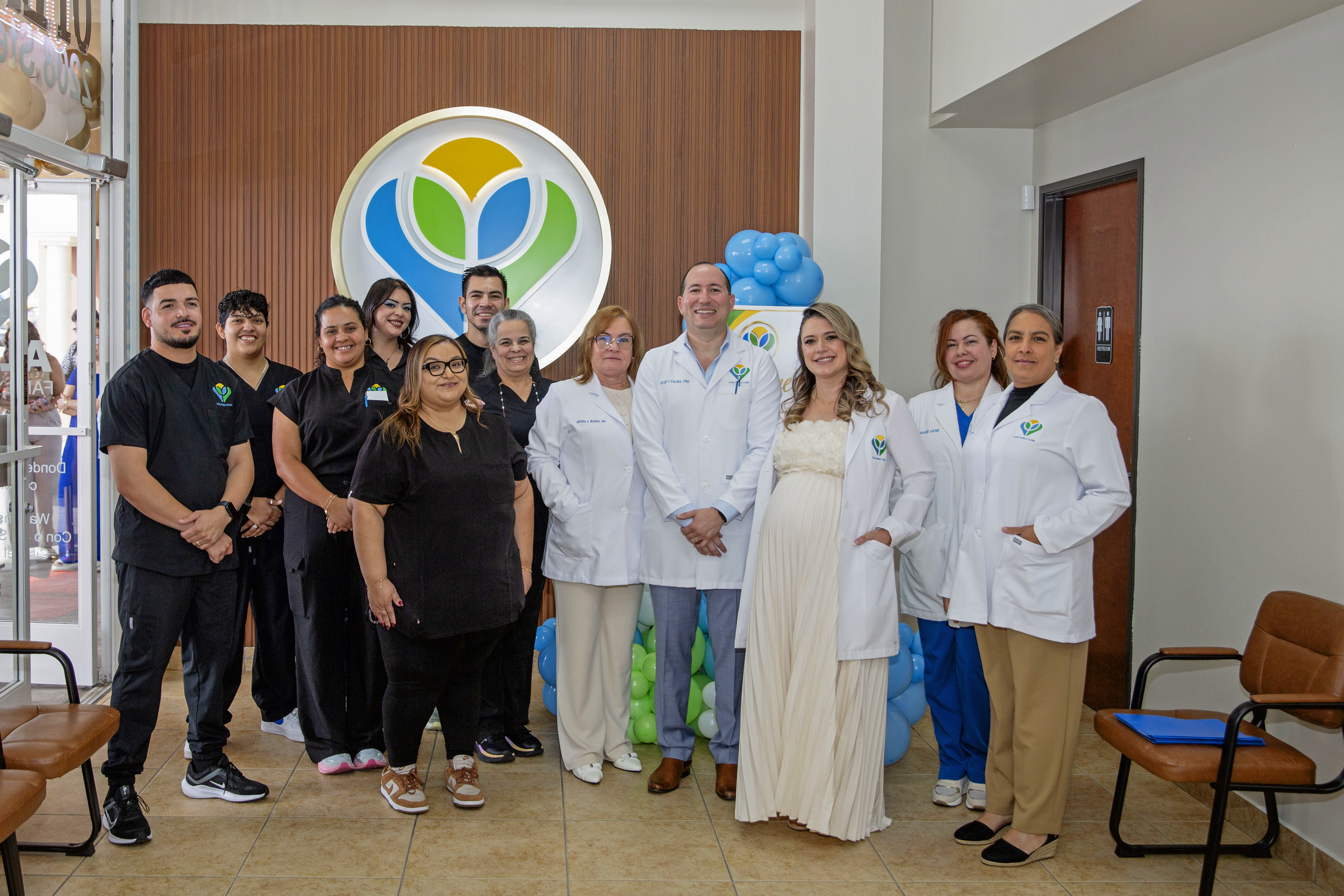 Doctores y equipo de Alba Family Clinic en la segunda sede